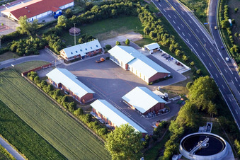 Vue aérienne de Itinéraire et voies le long de l'autoroute - sortie et accès du BAB A65 et dépôt d'entretien autoroutier Kandel à Kandel dans le département Rhénanie-Palatinat, Allemagne