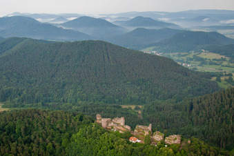 Vue aérienne de Château d'Altdahn à Dahn dans le département Rhénanie-Palatinat, Allemagne