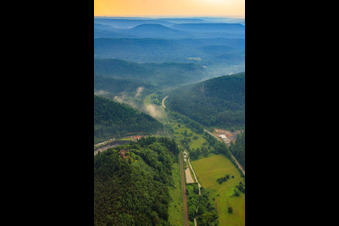Vue aérienne de De Wieslautertal au nord-ouest à Dahn dans le département Rhénanie-Palatinat, Allemagne