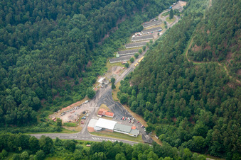 Vue aérienne de Zone industrielle et d'implantation d'entreprises Neudahn 2 dans l'ancienne caserne américaine à Dahn dans le département Rhénanie-Palatinat, Allemagne