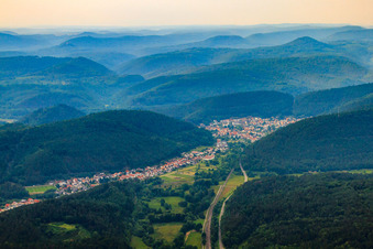 Vue aérienne de Vue de la ville depuis le sud-ouest à Hinterweidenthal dans le département Rhénanie-Palatinat, Allemagne