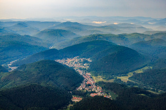 Vue aérienne de Vue de la ville depuis l'ouest à Hinterweidenthal dans le département Rhénanie-Palatinat, Allemagne