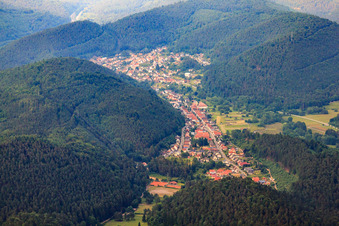 Vue aérienne de De l'ouest à Hinterweidenthal dans le département Rhénanie-Palatinat, Allemagne