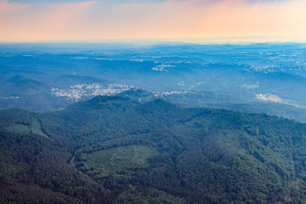 Vue aérienne de Vue de la ville depuis l'est à Lemberg dans le département Rhénanie-Palatinat, Allemagne