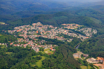 Vue aérienne de Vue de la ville depuis l'est à Lemberg dans le département Rhénanie-Palatinat, Allemagne