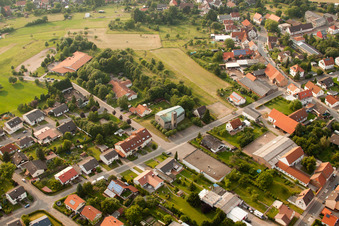 Vue aérienne de Jardin d'enfants et église à le quartier Gersbach in Pirmasens dans le département Rhénanie-Palatinat, Allemagne