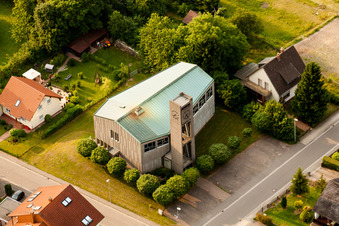 Vue aérienne de Bâtiment d'église au centre du village à le quartier Gersbach in Pirmasens dans le département Rhénanie-Palatinat, Allemagne