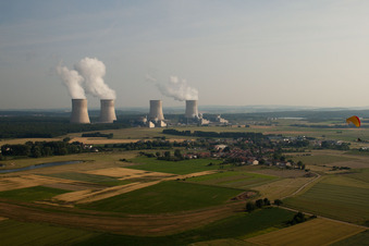 Vue aérienne de Site de la centrale nucléaire (également appelée NPP, centrale nucléaire ou centrale atomique) sur la Moselle à Cattenom dans le département Moselle, France
