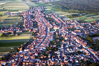 Vue aérienne de Vue sur le village à Hatzenbühl dans le département Rhénanie-Palatinat, Allemagne