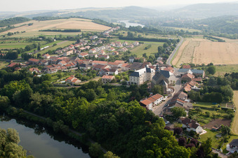 Vue aérienne de Les rives de la Moselle à Berg-sur-Moselle dans le département Moselle, France