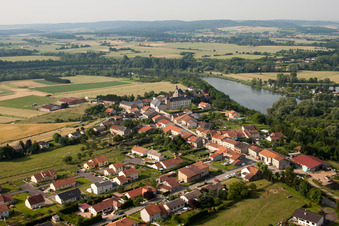 Vue aérienne de Vue sur le village à Haute-Kontz dans le département Moselle, France