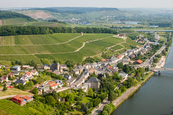 Vue aérienne de Centre du village entre vignes et rives de la Moselle dans le quartier de Gréiwemaacher à Schengen dans le département Remich, Luxembourg