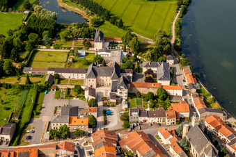 Vue aérienne de Parc du château au bord de la Moselle à Rettel dans le département Moselle, France