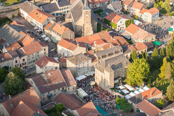 Vue aérienne de Marché médiéval à Rodemack dans le département Moselle, France