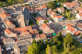 Vue aérienne de Marché médiéval à Rodemack dans le département Moselle, France