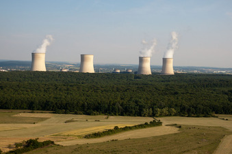 Vue aérienne de Le centre nucléaire EDF vu de l'ouest à Cattenom dans le département Moselle, France