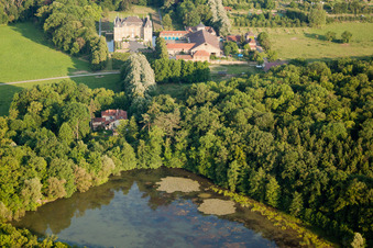 Vue aérienne de Château de La Grange à Manom dans le département Moselle, France