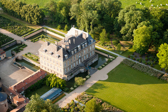 Vue aérienne de Manom, Château de La Grange à Thionville dans le département Moselle, France