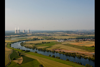 Vue aérienne de Site de la centrale nucléaire (également appelée NPP, centrale nucléaire ou centrale atomique) sur la Moselle à Cattenom dans le département Moselle, France