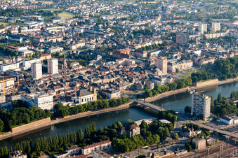 Vue aérienne de Rivière - structure de pont à Thionville dans le département Moselle, France