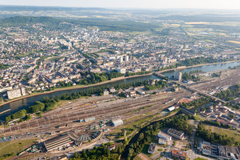Vue aérienne de Lignes de chemin de fer et voies ferrées sur les voies de garage et de triage de la gare de triage et de marchandises des chemins de fer français sur la Moselle à Thionville à Yutz dans le département Moselle, France