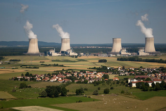 Vue aérienne de CNPE - Centre Nucléaire EDF à Cattenom dans le département Moselle, France
