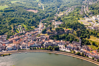 Vue aérienne de Centre du village avec les ruines de la forteresse de Sierck au bord de la Moselle à Sierck-les-Bains dans le département Moselle, France