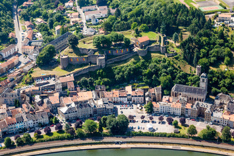 Vue aérienne de Centre du village avec les ruines de la forteresse de Sierck au bord de la Moselle à Sierck-les-Bains dans le département Moselle, France