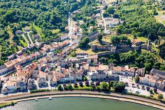 Photographie aérienne de Centre du village avec les ruines de la forteresse de Sierck au bord de la Moselle à Sierck-les-Bains dans le département Moselle, France