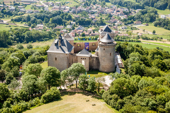 Vue aérienne de Complexe du château de Malbrouck à Manderen dans le département Moselle, France