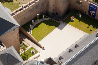 Vue aérienne de Château Mensberg, Expo. Nici Saint-Phalle à Manderen dans le département Moselle, France