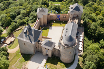 Vue aérienne de Le complexe du château de Malbrouck, autrefois appelé Meinsberg, accueille régulièrement des expositions telles que « Niki Saint Phalle ». à Manderen dans le département Moselle, France