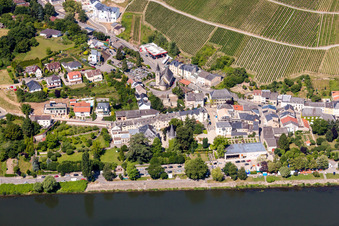 Vue aérienne de Village entre les rives de la Moselle et les vignobles avec le Musée Europa Schengen à Grevenmacher à Schengen dans le département Remich, Luxembourg
