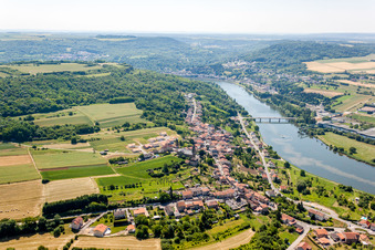 Vue aérienne de Les rives de la Moselle à Contz-les-Bains dans le département Moselle, France