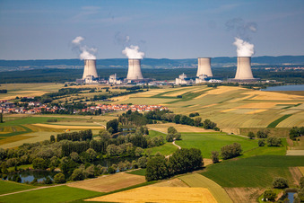 Vue aérienne de Blocs réacteurs, structures de tour de refroidissement et installations de la centrale nucléaire EDF - centrale nucléaire - centrale nucléaire à Cattenom dans le département Moselle, France