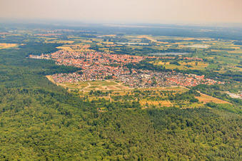 Vue aérienne de Vue de la ville depuis l'ouest à Jockgrim dans le département Rhénanie-Palatinat, Allemagne