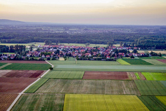 Vue aérienne de Village du sud à Knittelsheim dans le département Rhénanie-Palatinat, Allemagne