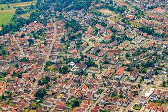 Vue aérienne de Vue de la ville depuis le nord-est à Jockgrim dans le département Rhénanie-Palatinat, Allemagne