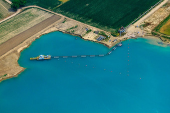 Vue aérienne de Lac de carrière à Leimersheim dans le département Rhénanie-Palatinat, Allemagne