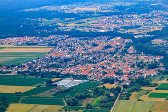 Vue aérienne de Vue de la ville depuis le sud à le quartier Sondernheim in Germersheim dans le département Rhénanie-Palatinat, Allemagne