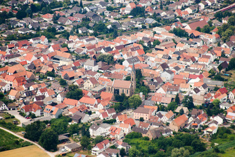 Vue aérienne de Vue des rues et des maisons dans les quartiers résidentiels à le quartier Sondernheim in Germersheim dans le département Rhénanie-Palatinat, Allemagne