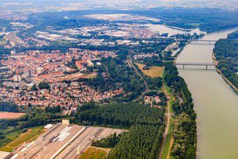 Vue aérienne de Vue de la ville sur le Rhin à Germersheim dans le département Rhénanie-Palatinat, Allemagne