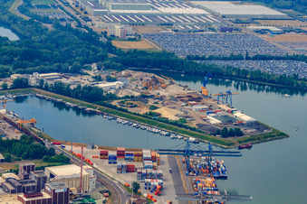 Vue aérienne de Centre logistique mondial Mercedes-Benz GLC sur l'île de Grün à Germersheim dans le département Rhénanie-Palatinat, Allemagne