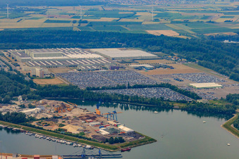 Vue aérienne de Centre logistique mondial Mercedes-Benz GLC sur l'île de Grün à Germersheim dans le département Rhénanie-Palatinat, Allemagne