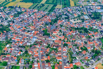 Vue aérienne de Vue du village depuis le sud-ouest à le quartier Rheinsheim in Philippsburg dans le département Bade-Wurtemberg, Allemagne