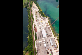 Vue aérienne de Usine de béton préfabriqué sur le promontoire entre Schäfersee et Vettersee à le quartier Rheinsheim in Philippsburg dans le département Bade-Wurtemberg, Allemagne