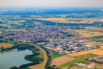 Vue aérienne de Vue de la ville depuis le sud-est à Altlußheim dans le département Bade-Wurtemberg, Allemagne