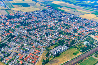 Vue aérienne de Vue de la ville depuis le sud-est à Neulußheim dans le département Bade-Wurtemberg, Allemagne