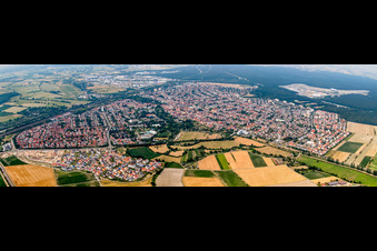 Vue aérienne de Vue panoramique en perspective des rues et des maisons des quartiers résidentiels à Hockenheim dans le département Bade-Wurtemberg, Allemagne