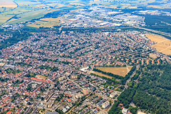 Vue aérienne de Vue de la ville depuis le sud-est à Hockenheim dans le département Bade-Wurtemberg, Allemagne